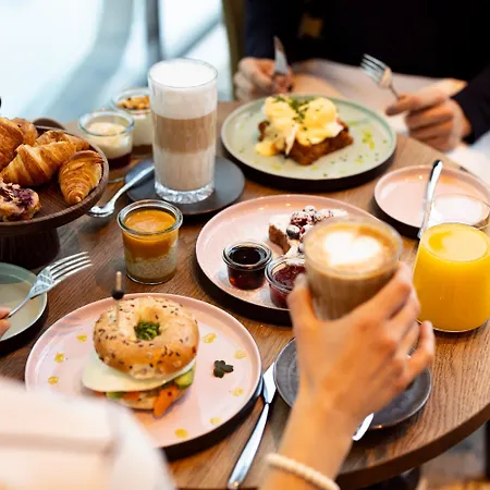 Verte, Warsaw, Autograph Collection Varšava